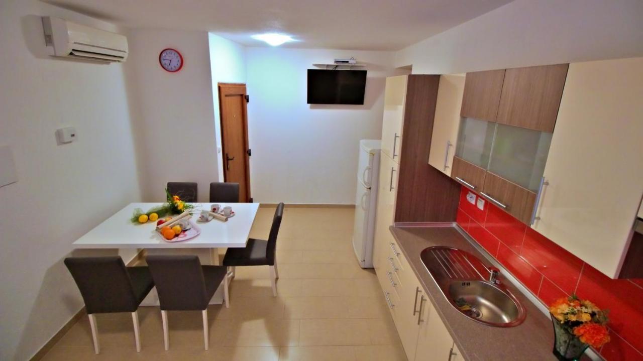 Apartments Iko Omiš Exterior foto